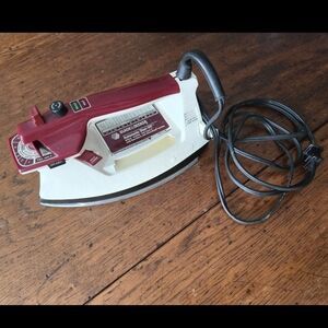 1980’s Iron Black & Decker Electronic Auto Shut Off (S7F440)